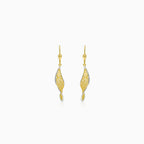 Aretes de alambre en espiral con detalles de oro