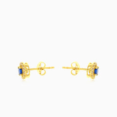 Náušnice ze žlutého zlata s kulatým broušeným modrým safírem