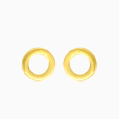 Boucles d'oreilles puces rondes en or jaune avec zircon cubique dans un cadre.