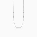 Minimalistický náhrdelník z bílého zlata s kuličkami a destičkami