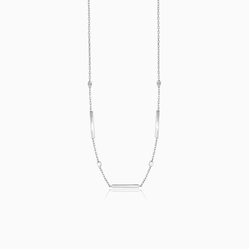 Minimalistische Halskette aus Weißgold mit Kugeln und Plättchen