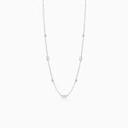 Jemný náhrdelník z bílého zlata s kuličkami a zirkony v emerald brusu