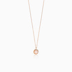 Collier élégant en or rose avec zircon de forme ronde