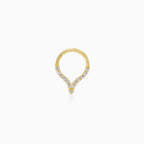 Elegantní piercing ve tvaru písmene V zdobený kubickými zirkony