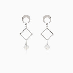 Unconventional silver earrings with pearl