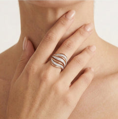 Bague en or rose avec trois lignes torsadées et diamants.