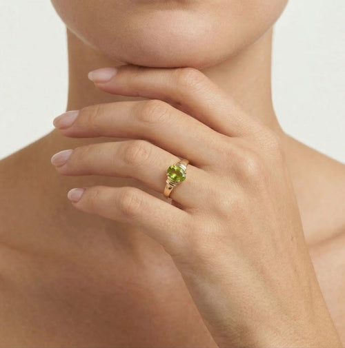 Anillo elegancia de barra con moldavita y destello sereno