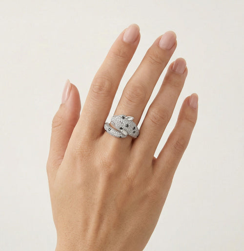 Verspielter Ring im Delfinmotiv mit Diamant und blauem Saphir