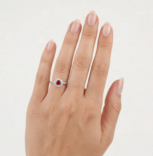 Stříbrný prsten se syntetickým rubínem a kubickou zirkonií