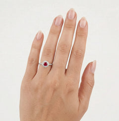 Stříbrný prsten se syntetickým rubínem a kubickou zirkonií