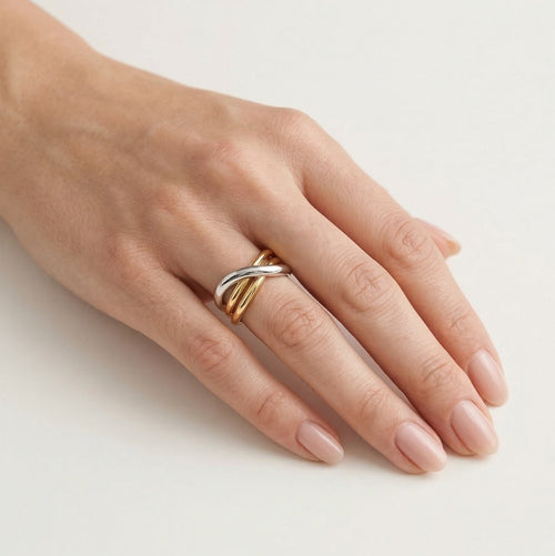 Goldring mit überkreuztem zweifarbigen Design