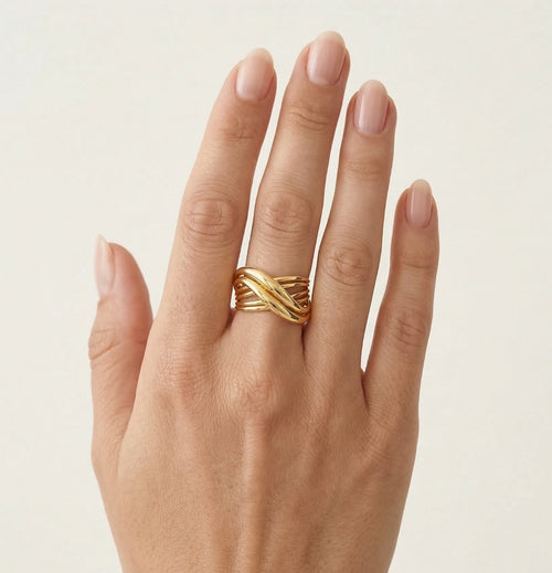 Gedrehter, hochglanzpolierter Ring aus Gelbgold