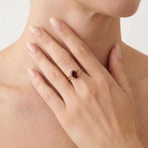 Krásný oválný granátový prsten pro ženy s jemným krokovým brusem