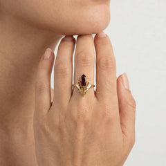 Prsten s markýzovým granátem v majestátní elegnci