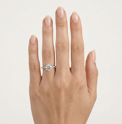 Strahlender Silberring mit Zirkonia