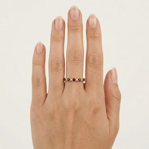 Stilvoller Gelbgold-Ring mit Granat und Zirkonia