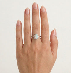 Royal birnenförmiger weißer Opal Ring
