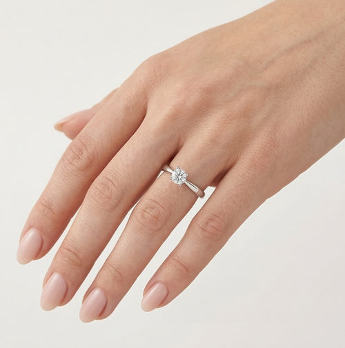 Prsten z bílého zlata s kulatým diamantem