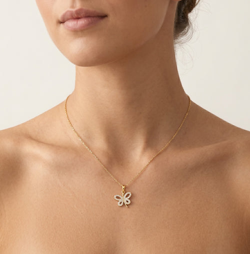 Lebendiger Goldschmetterling mit Zirkonia