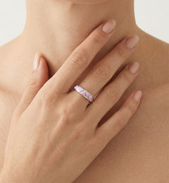 Bague en argent sterling avec opale rose en design triangle.