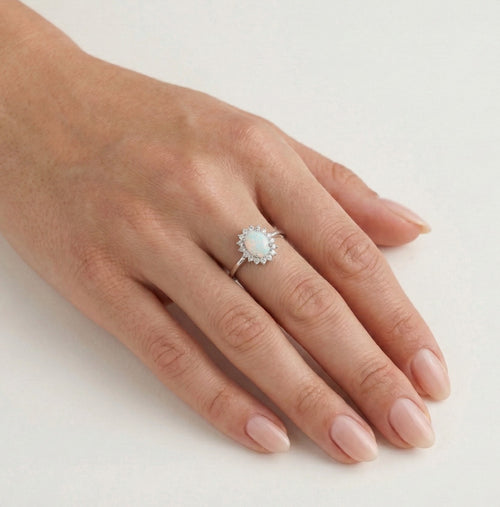 Königlicher flacher Weißopal-Ring