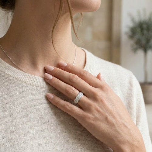 Bague épaisse en or blanc avec zircone cubique