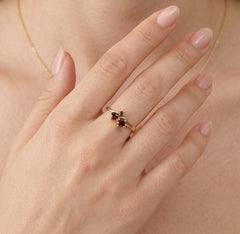 Runder Granat-Ring mit feinem Stufenschliff