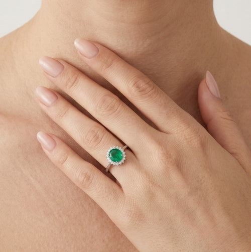 Stříbrný prsten se smaragdovým středem