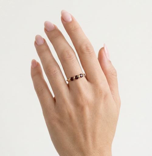 Schicker Goldring mit drei Granaten