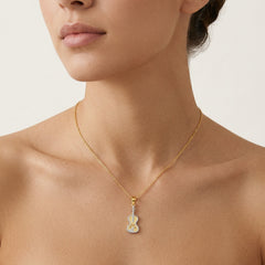 Zlatý přívěsek kytara