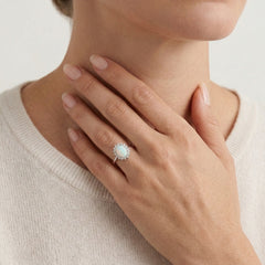 Königlicher flacher Weißopal-Ring