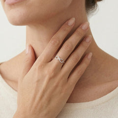 Bague infini en or blanc avec diamants