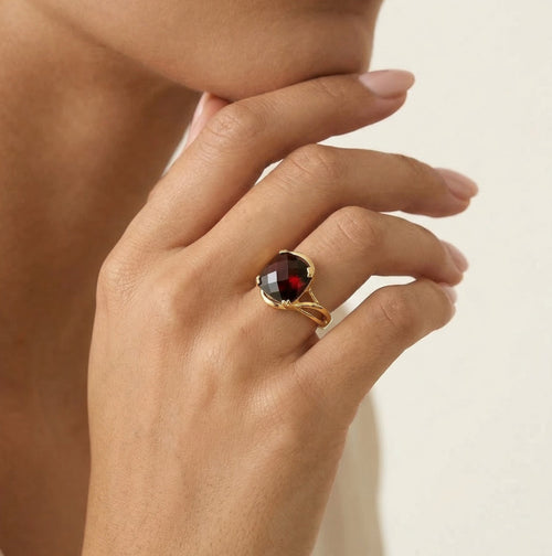 Bague en or élégante avec grenat taille coussin