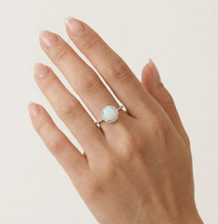 Bague royale ronde en opale blanche