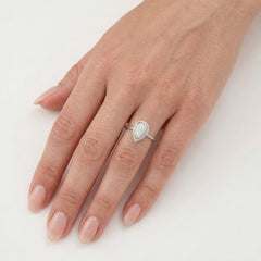 Bague goutte en opale blanche
