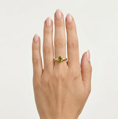 Anillo elegancia de barra con moldavita y destello sereno