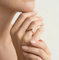 Elegant 5 stone gold ring