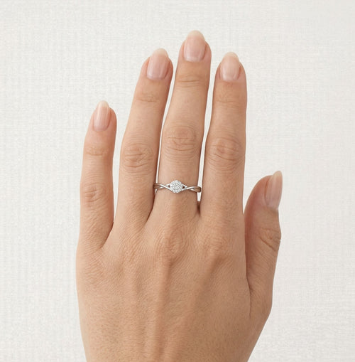 Třpytivý zásnubní prsten z bílého zlata s krouceným designem a diamanty