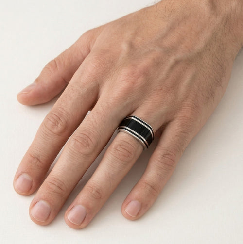 Pánský prsten ze stříbra se smaltem, výrazný