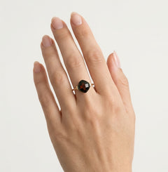 Refined yellow gold garnet ring