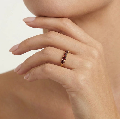 Elegantní dámský zlatý prsten s granátovou září