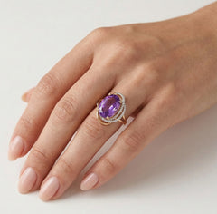 Bague en or avec améthyste ovale et diamants
