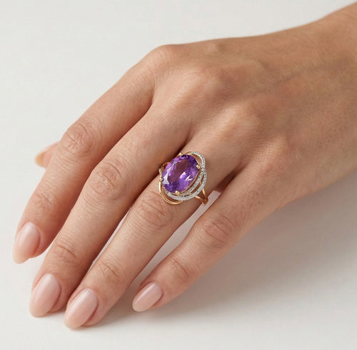 Bague en or avec améthyste ovale et diamants