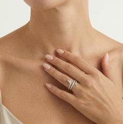 Dámský stříbrný prsten s kubickými zirkony a syntetickým safírem s hadím vzorem