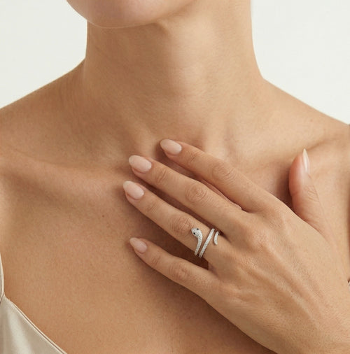 Dámský stříbrný prsten s kubickými zirkony a syntetickým safírem s hadím vzorem