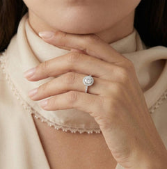 Bague en argent avec zircons cubiques en sertissage clos