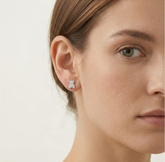 Boucles d'oreilles clous en argent sterling en forme d'ours en peluche.