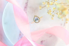 Birnenförmiger Zirkonia-Gelbgold-Ring