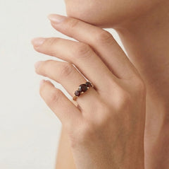 Okouzlující dámský zlatý prsten s granátem