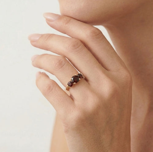 Okouzlující dámský zlatý prsten s granátem